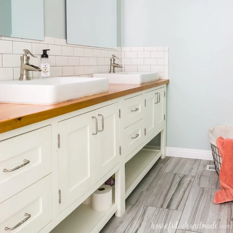 This neutral bathroom decor is the perfect way to create a master bathroom retreat. Soft colors, mixed with white and natural wood tones.