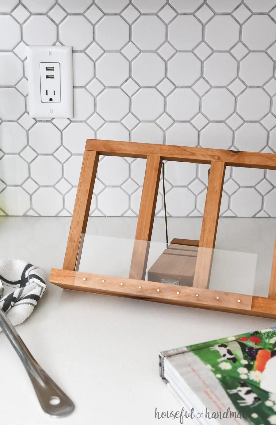 Easy to build cookbook stand can be leaned back as much as you want with the smart kickstand. 