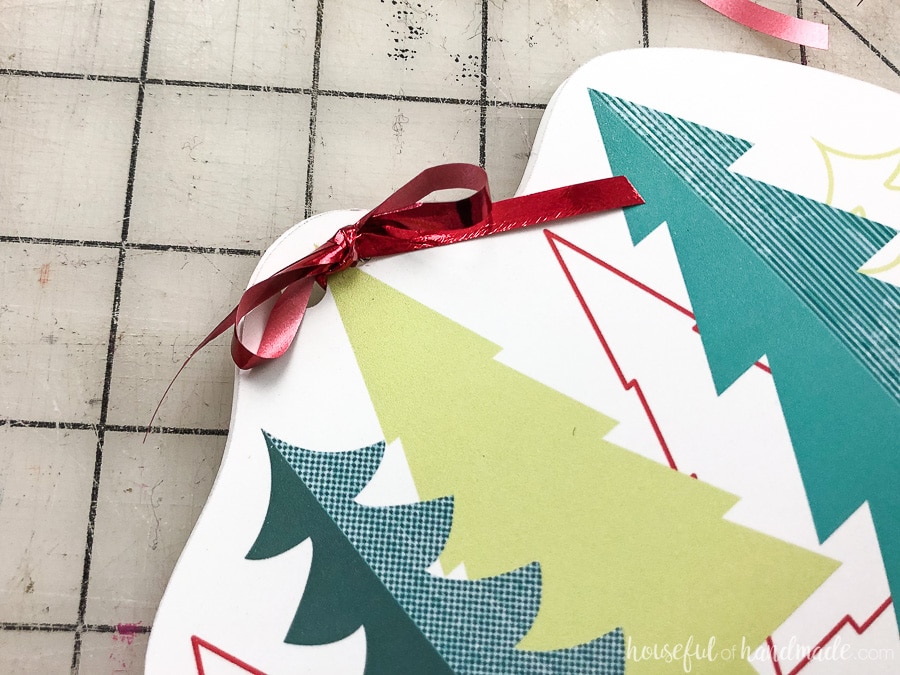 A bow tied to the top to hold the printable gift card holder together. 