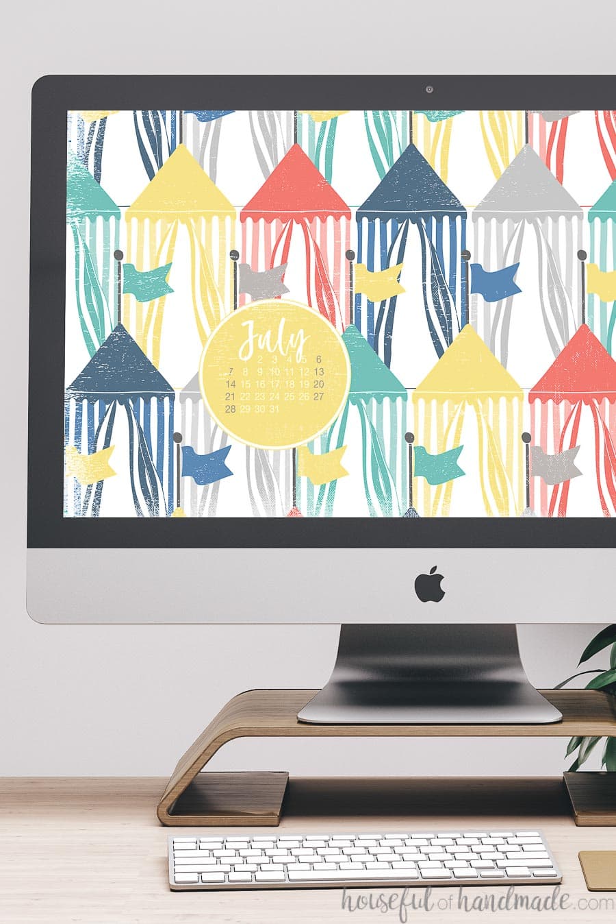 Summer digital wallpaper with calendar on the desktop of a computer.