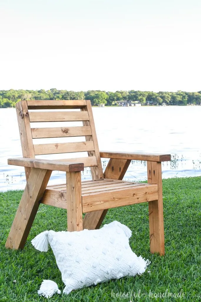 Outdoor lounge discount chair with arms