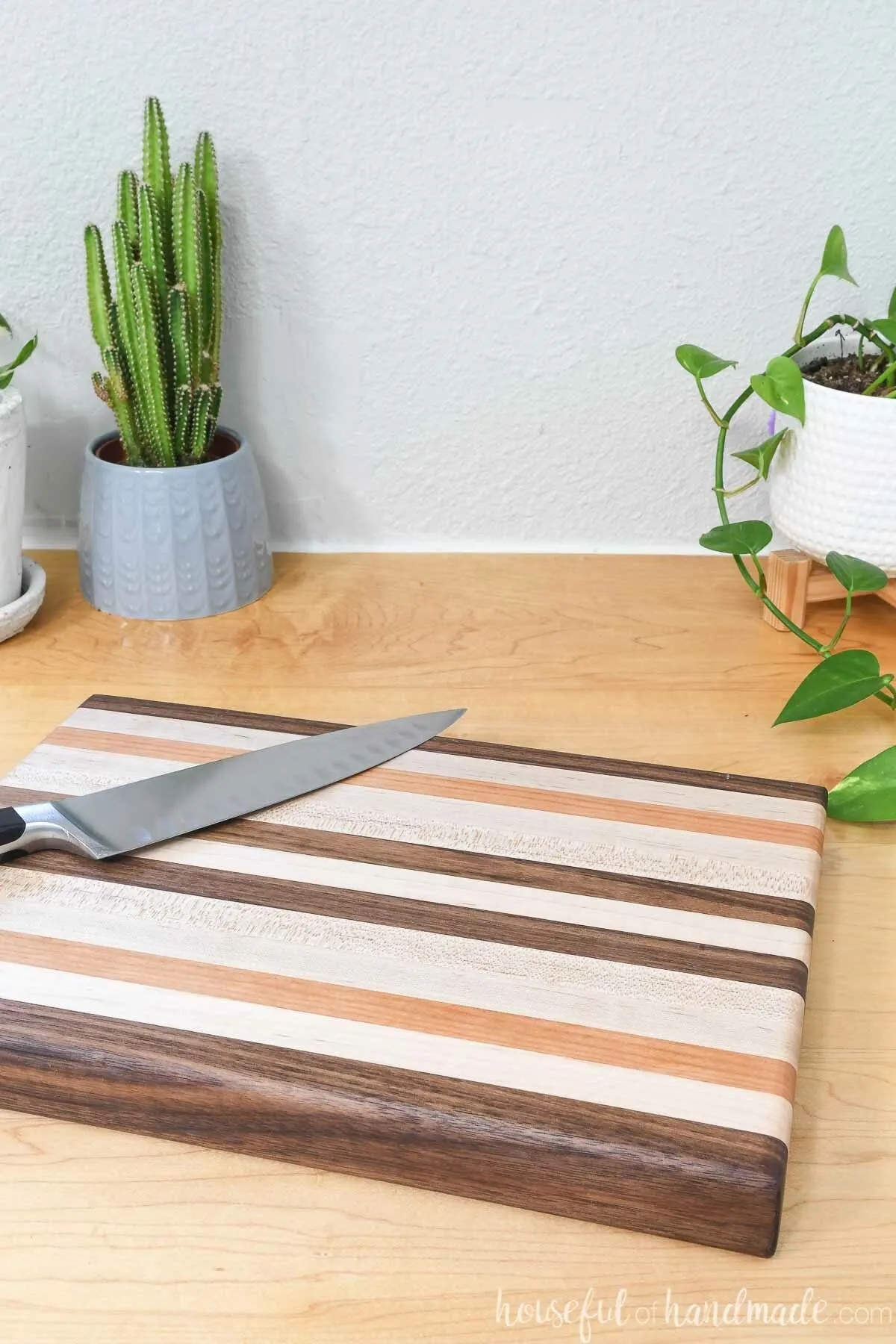DIY edge grain cutting board made of walnut, maple, and cherry 1x2 boards and no big tools. 