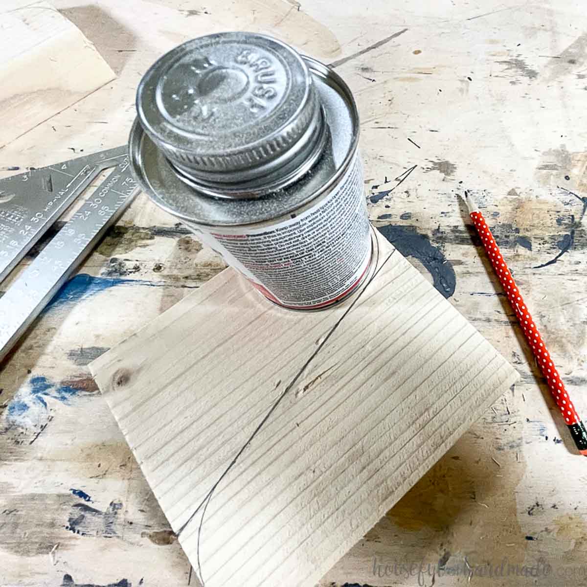 Drawing a circle on the brackets with a round container. 