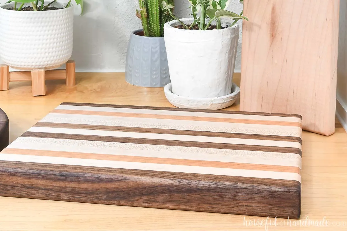 https://housefulofhandmade.com/wp-content/uploads/2022/11/DIY-edge-grain-cutting-board.jpg.webp