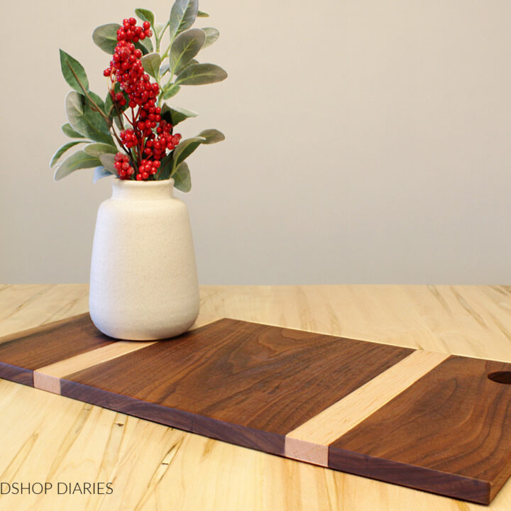 Two tone cutting board by Woodshop Diaries. 