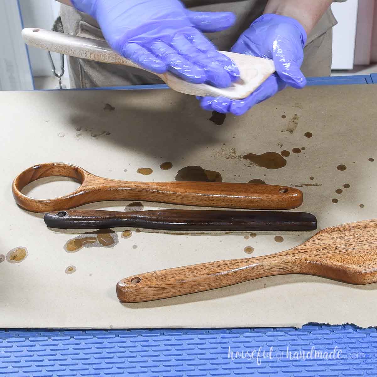 Sealing the wood kitchen utensils with oil 