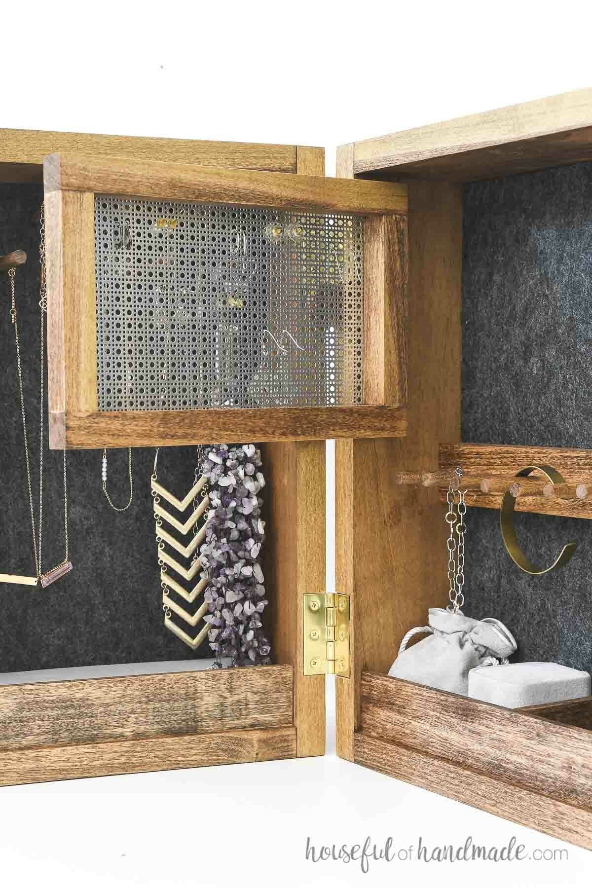 Hinged earring storage so you can access the backs. 