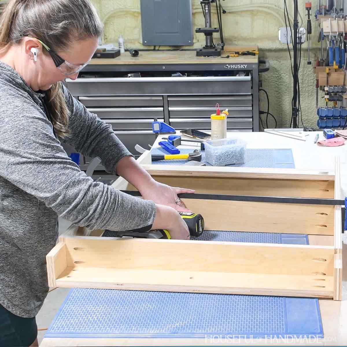 Attaching the second side board to the narrow shelf. 